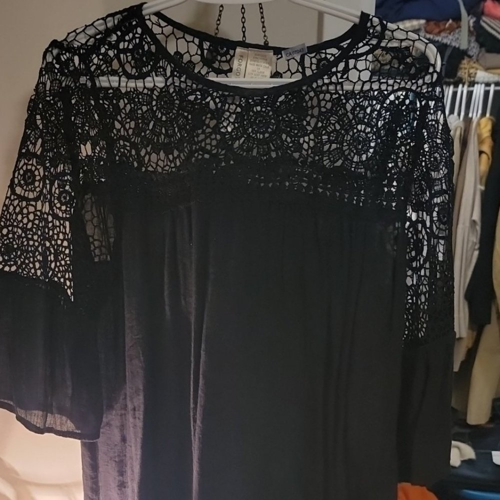 Black Lrg blouse Boho style with lace sleeves and arms